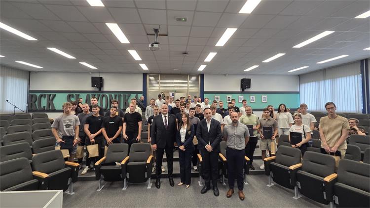 Slika /slike/Vijesti/2022/Stipendije Slavonski Brod naslovna.jpeg